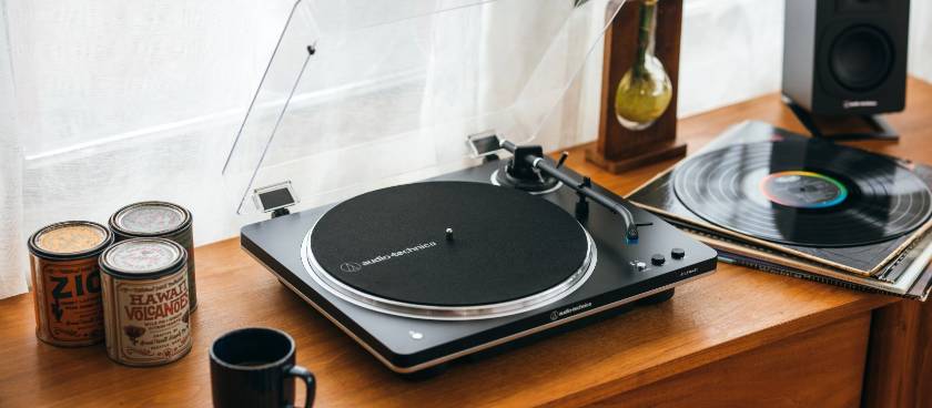Playerul de vinil Audio-Technica AT-LP60XBK